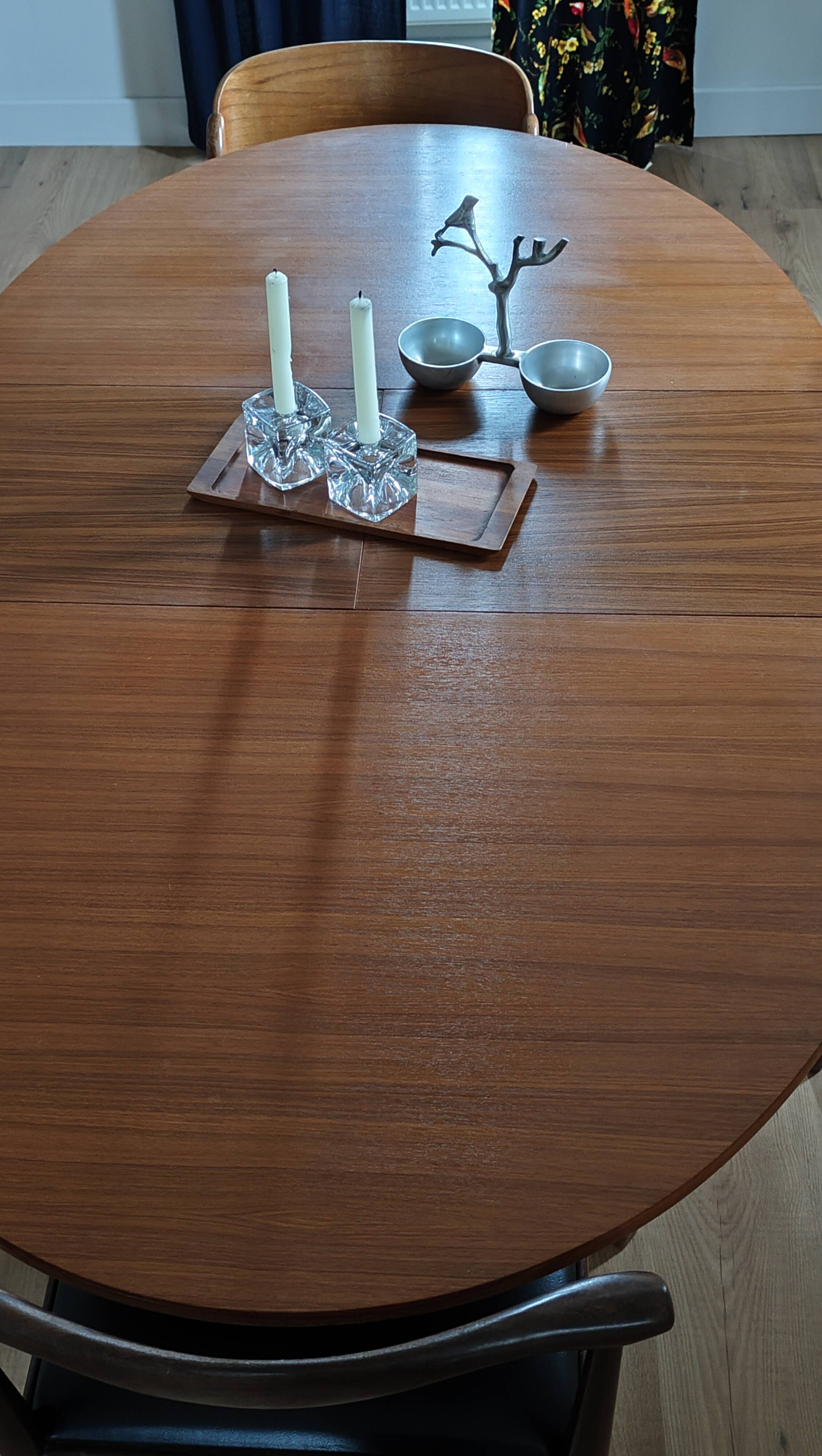 Table scandinave en teck ovale rallonges intégrées, années 60 comme neuve