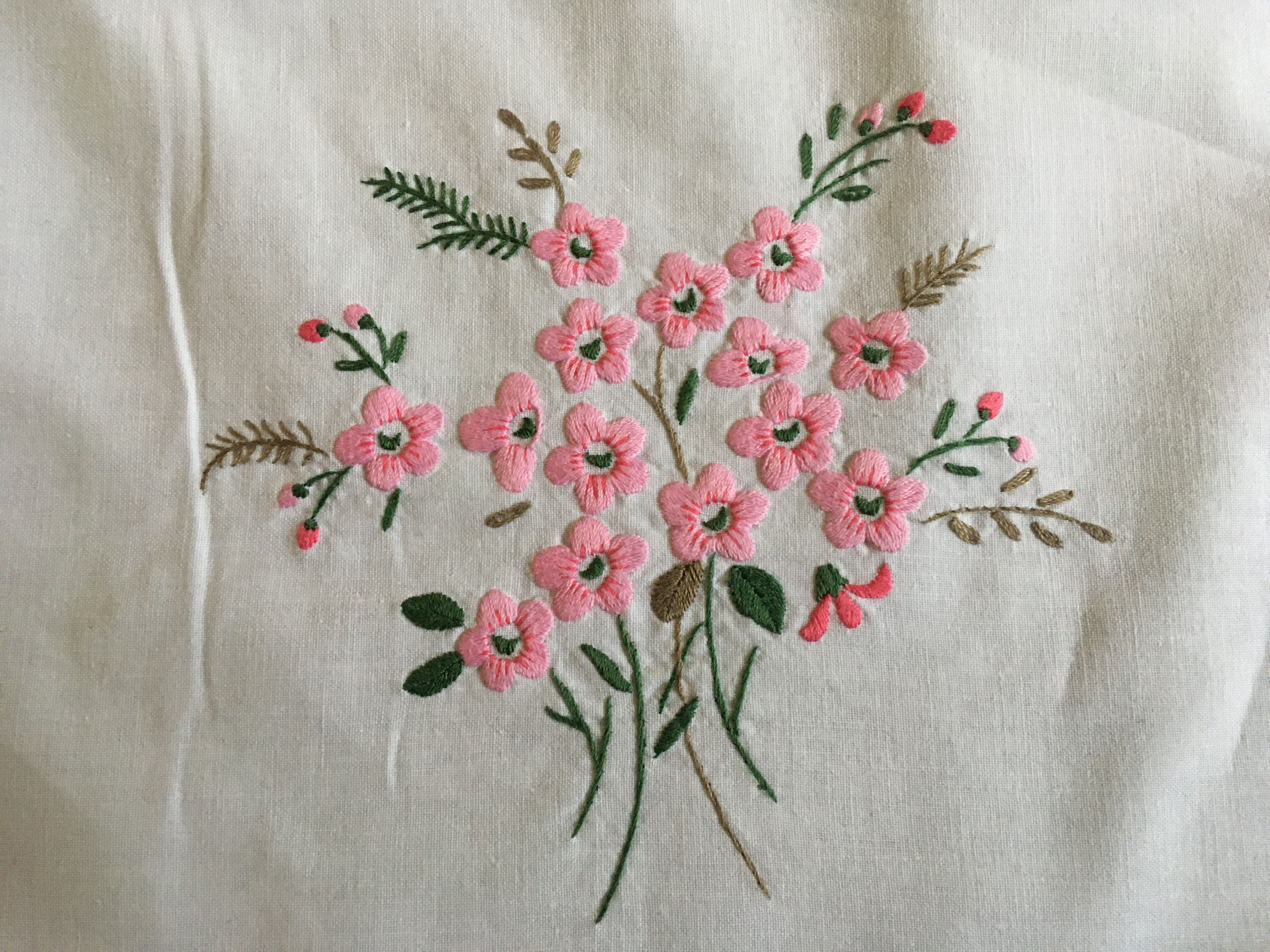 Nappe 145 x 245 brodée fleurs et 12 serviettes