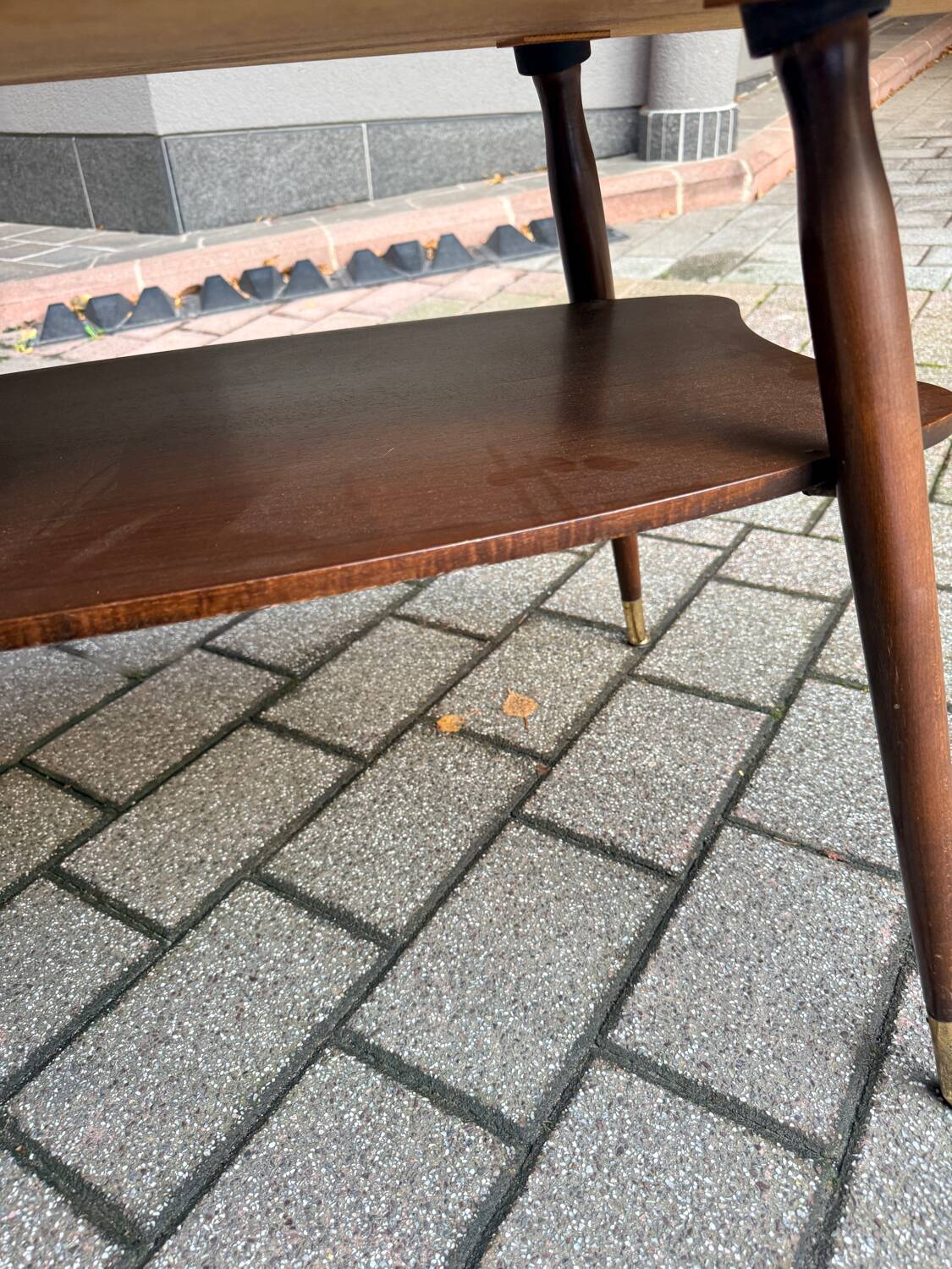 Coffee table in black glass and wood