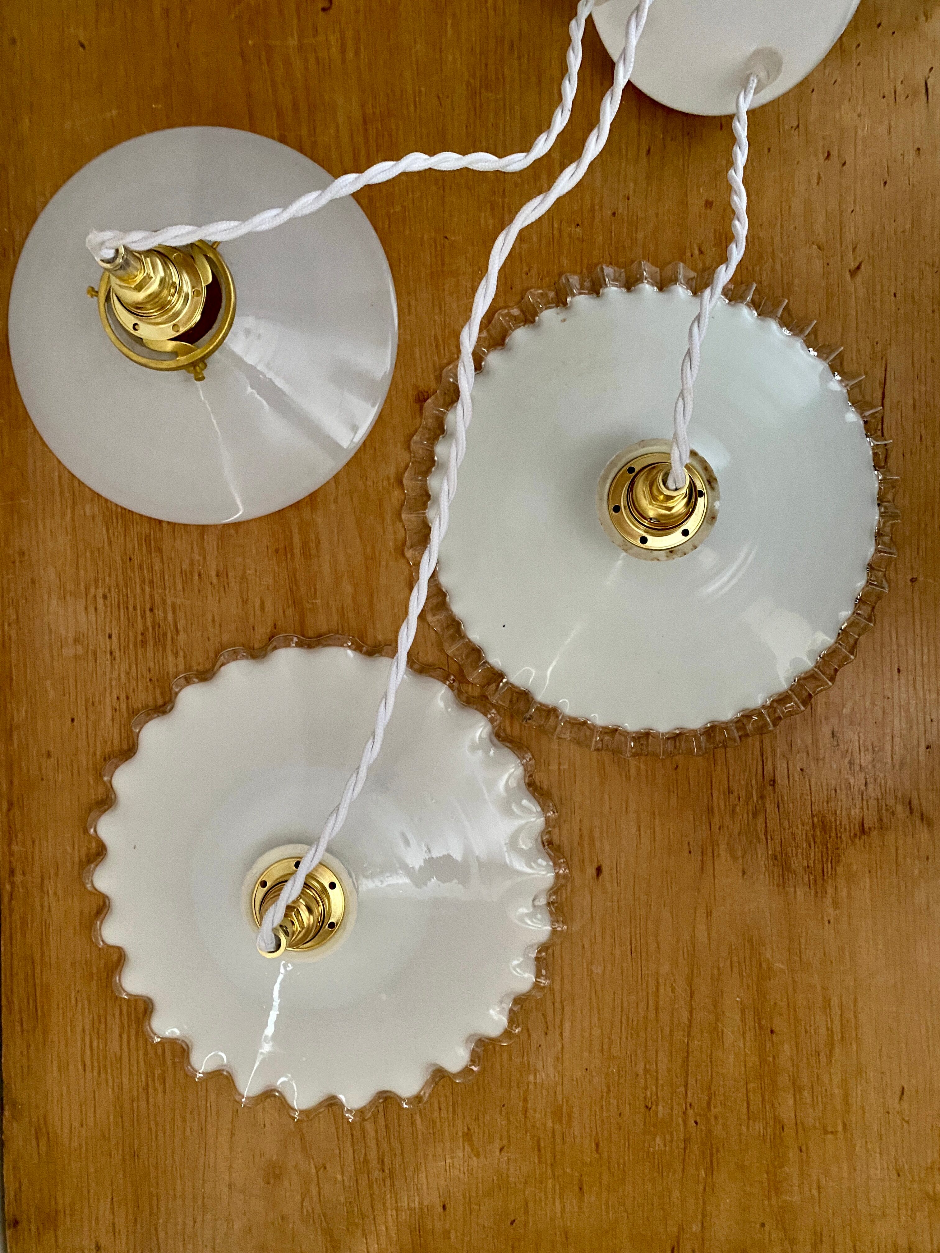 Three-light cascading pendant lamp with vintage white opaline lampshade