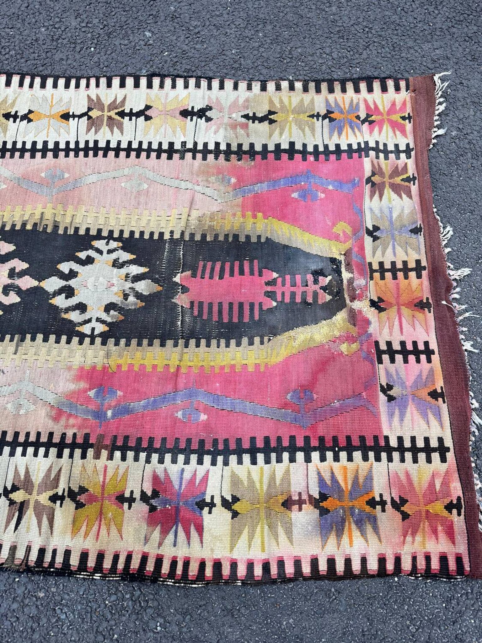 Ancien tapis kilim très patiné – 135 x 91 cm
