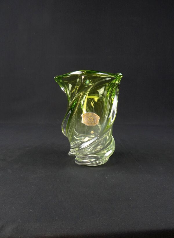 Vase en cristal Val Saint Lambert à la forme torsadé bicolore modèle ''Wave