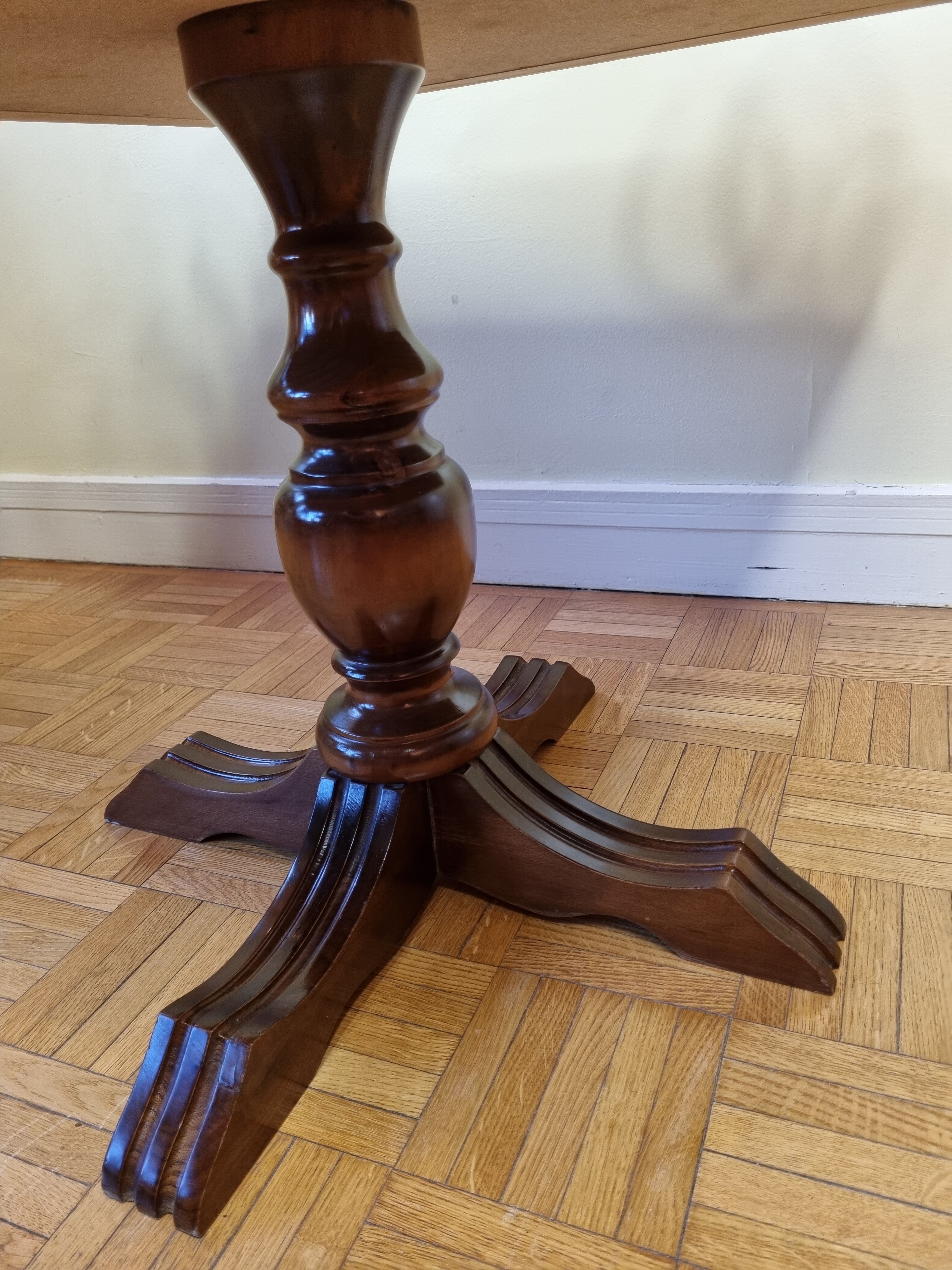Table et jeu d'échecs en onyx et marbre blanc