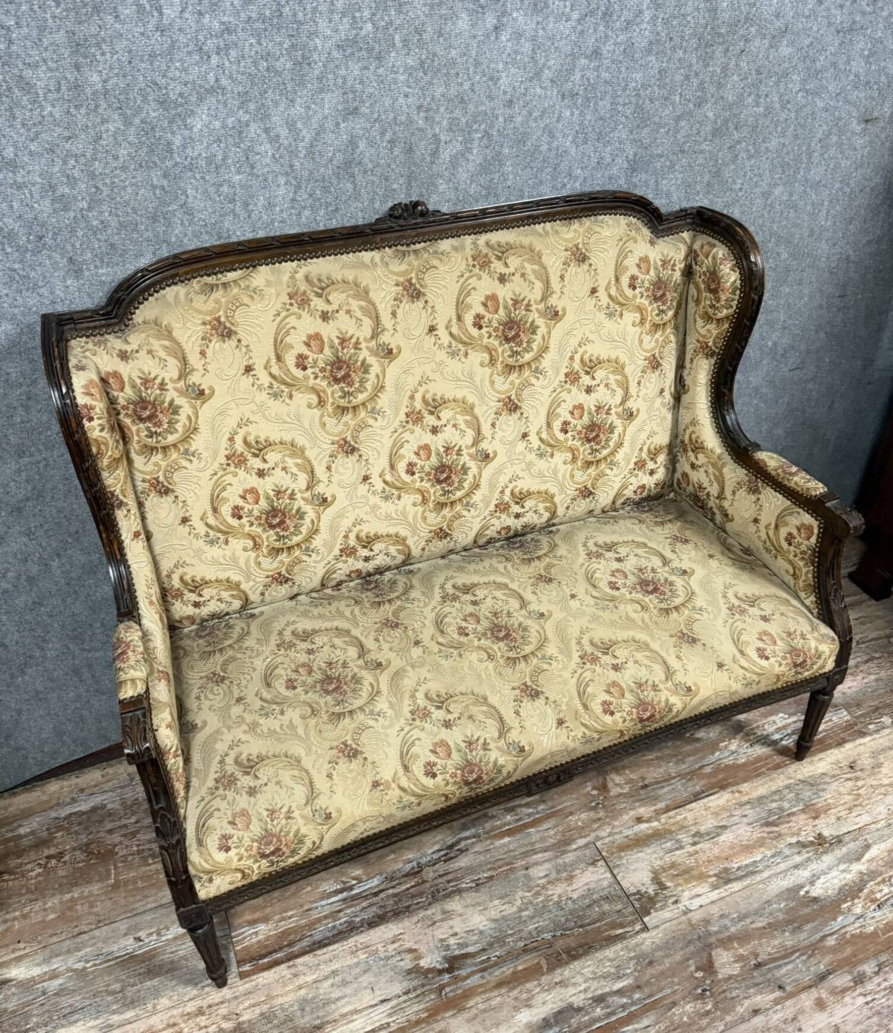 Banquette à oreilles de style Louis XVI en bois sculpté vers 1850