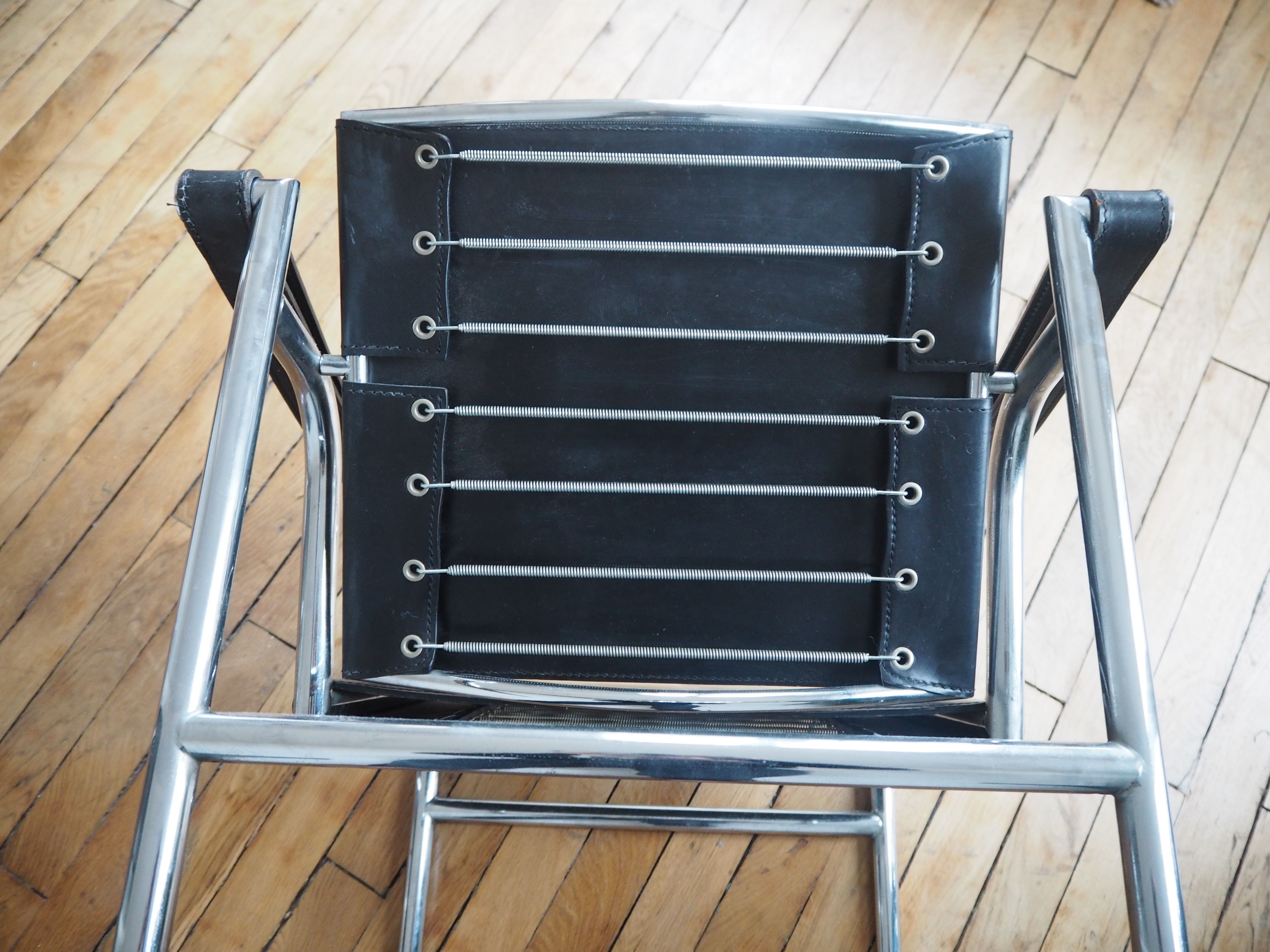 Paire de fauteuils LC1 par Le Corbusier