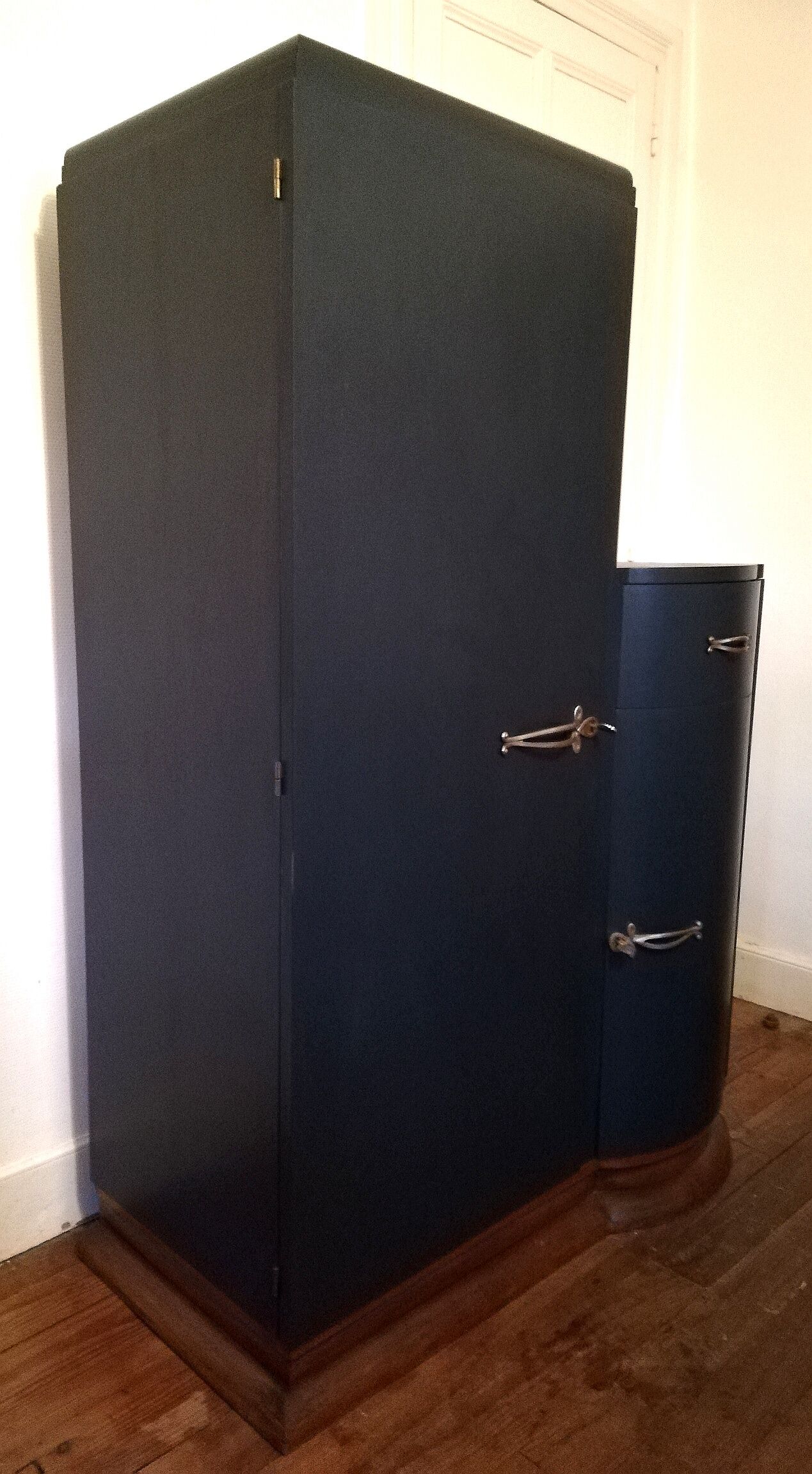 Beautiful and rare vintage Art Deco 50 closet