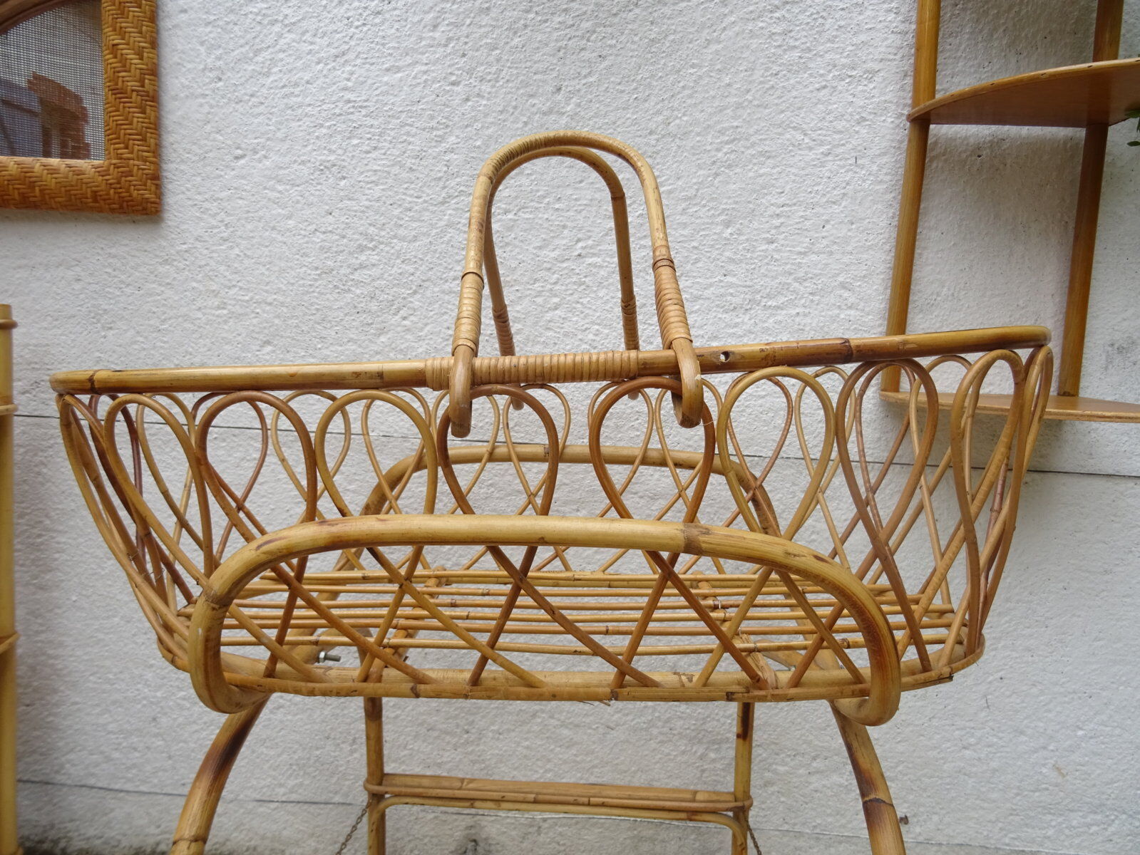 Rattan bassinet on folding support