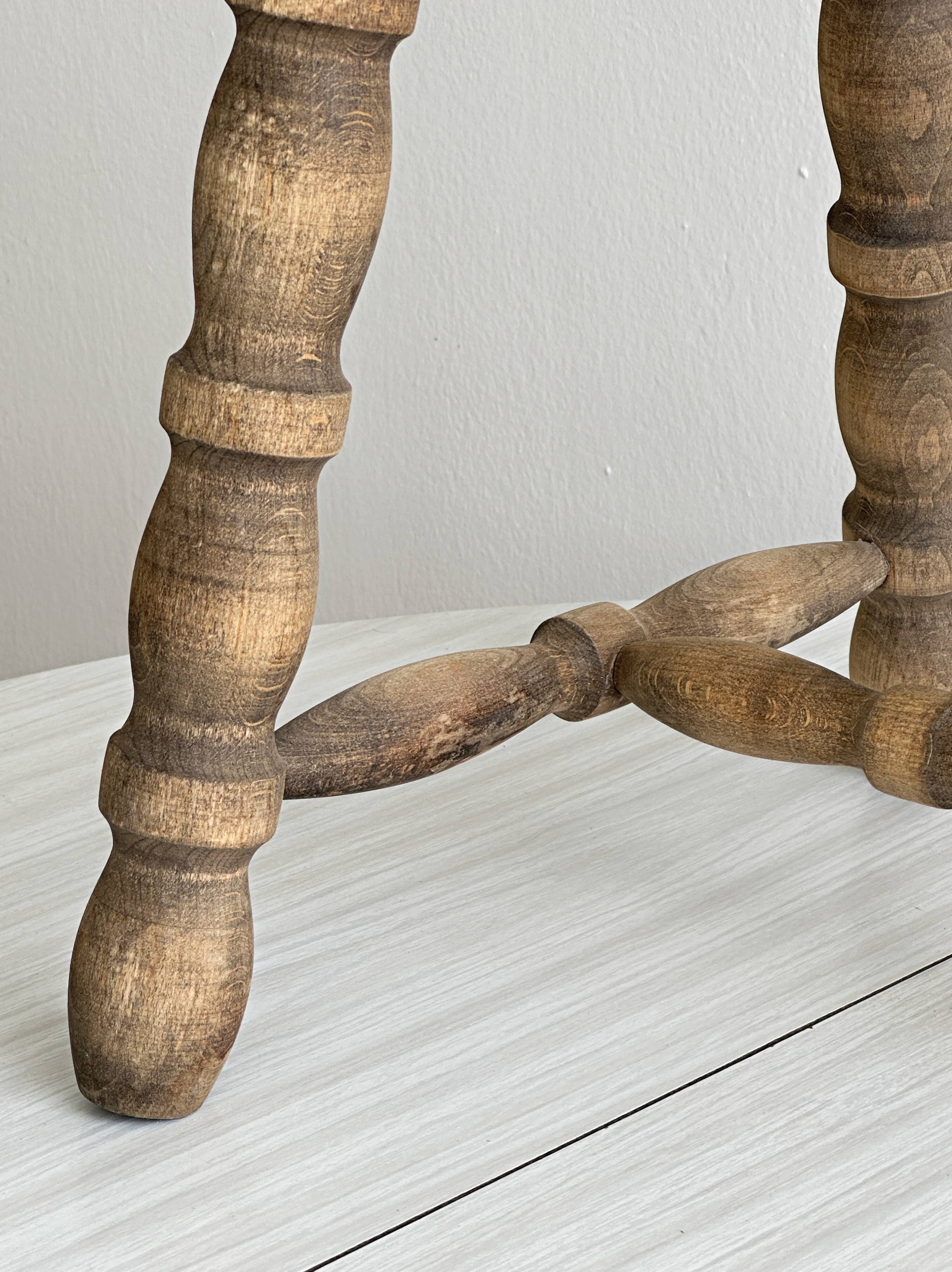 Tabouret tripode ancien en bois