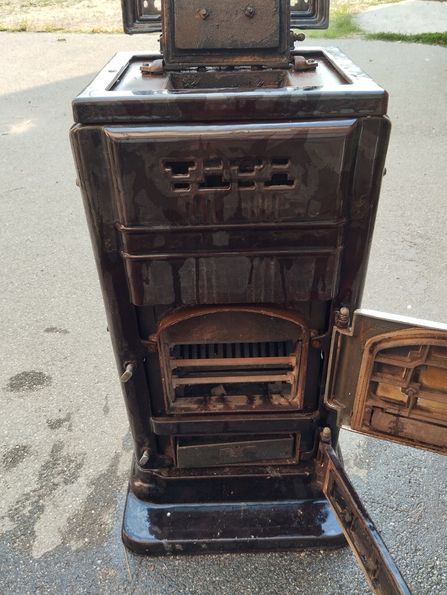 Old enamelled cast iron stove Ciney