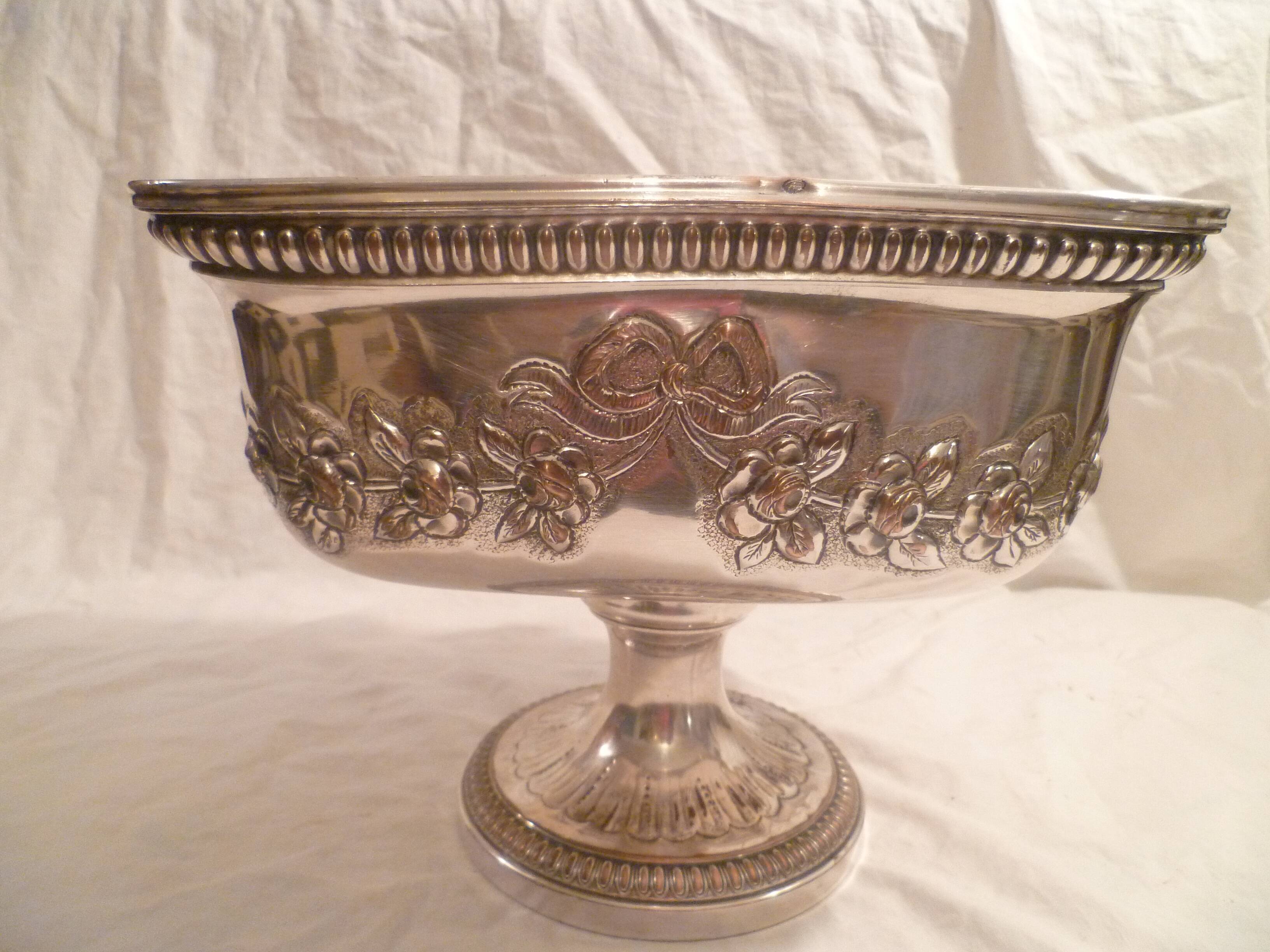 TABLECLOTH/CENTREPIECE/FOOTED METAL COOLER.