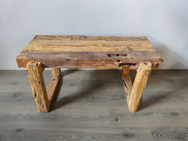 Table basse en bois brut ancien