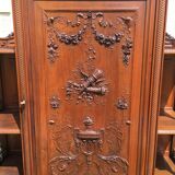 Cupidon exceptionnel cabinet en noyer style Louis XVI