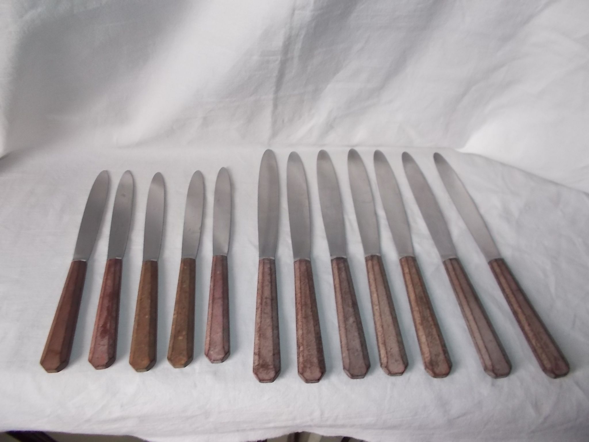 Set of knives with brown Bakelite handles.
