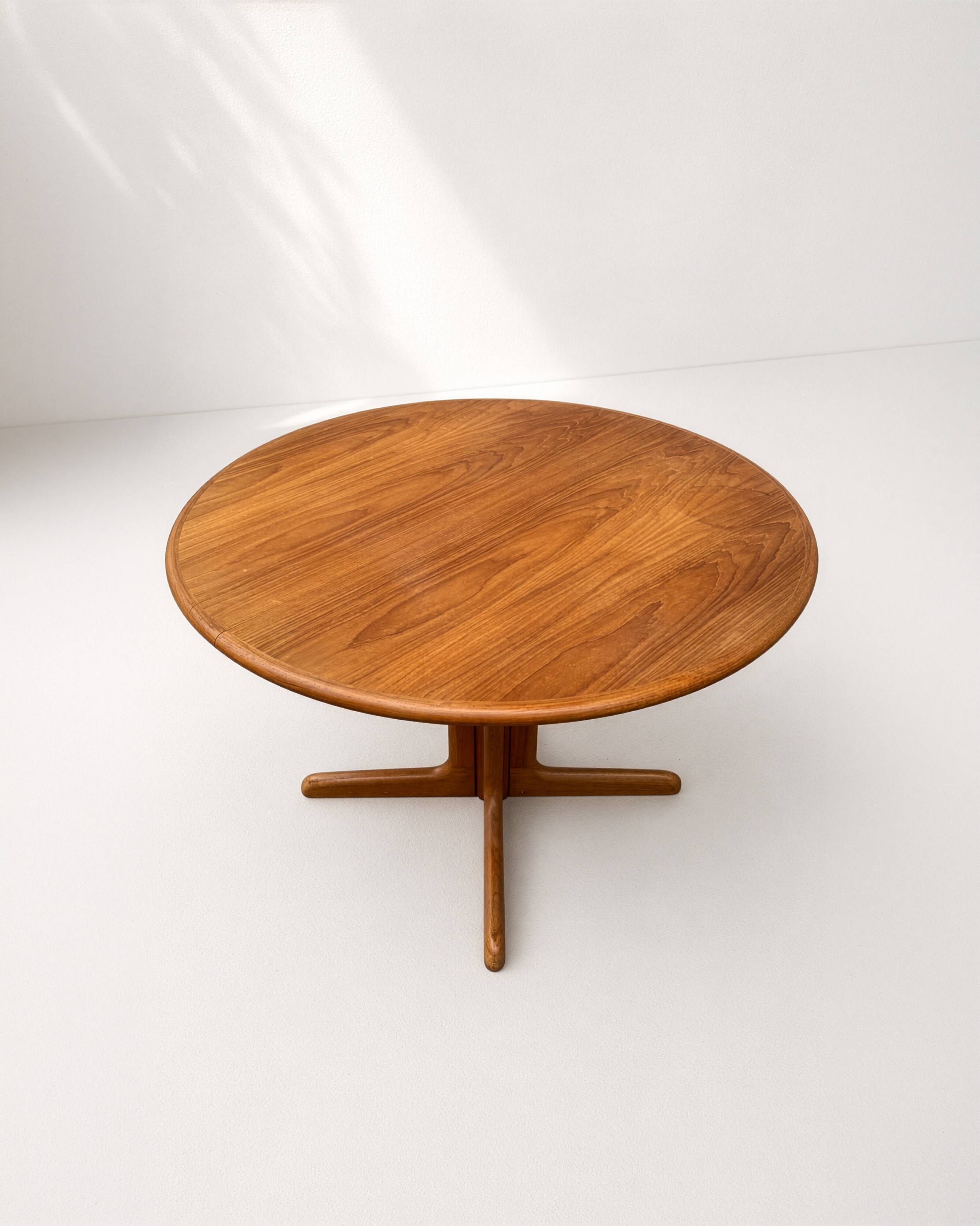 Round teak dining table by gudme møbelfabrik a/s