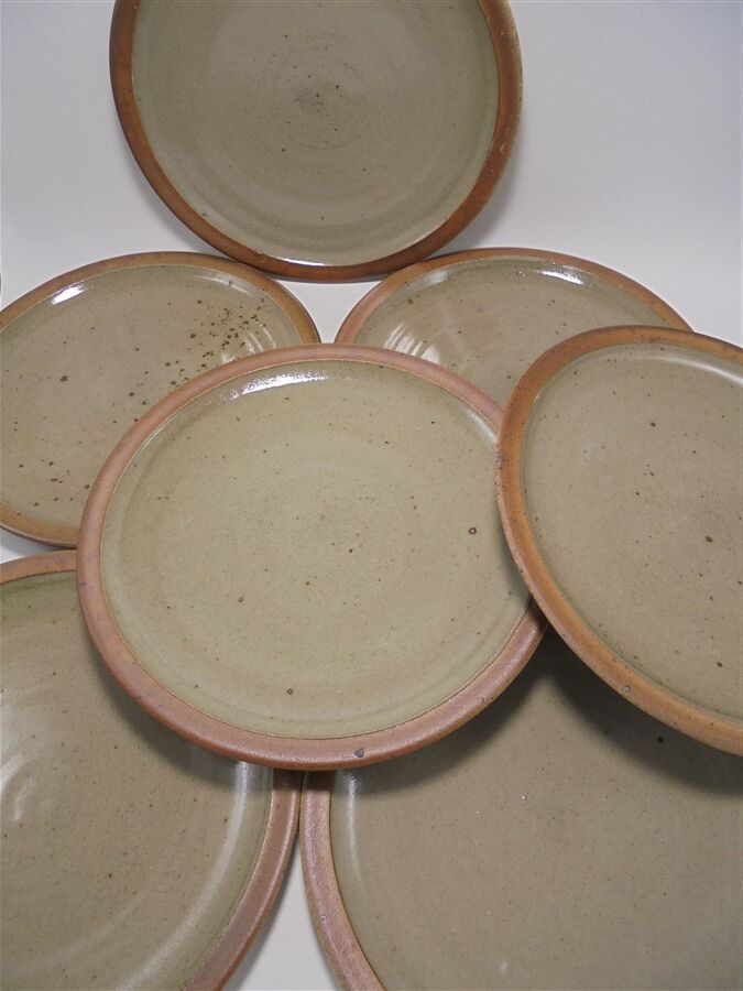 Série de 7 assiettes en grès