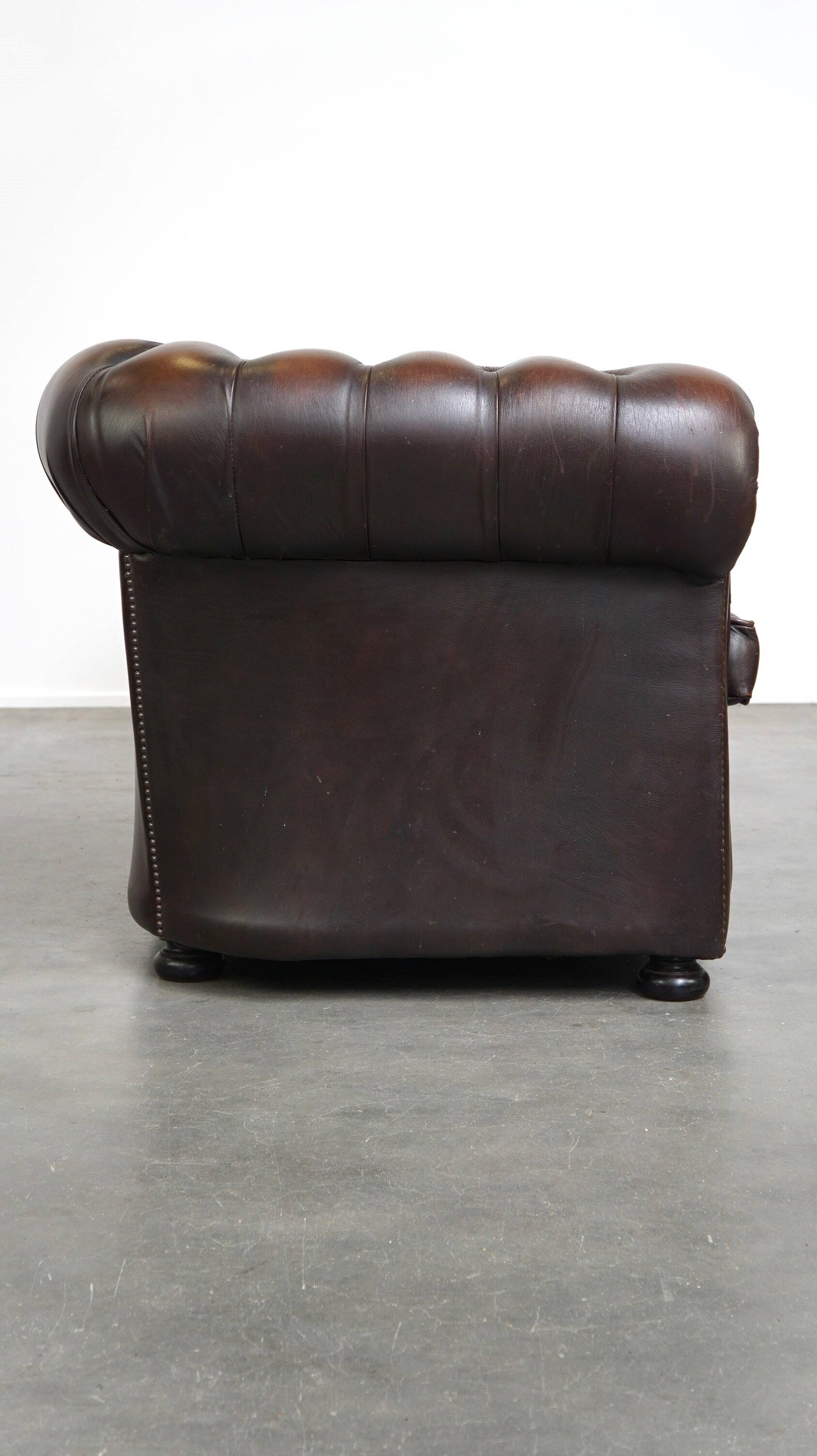 Canapé Chesterfield anglais 2,5 places en cuir de vachette flammé marron foncé