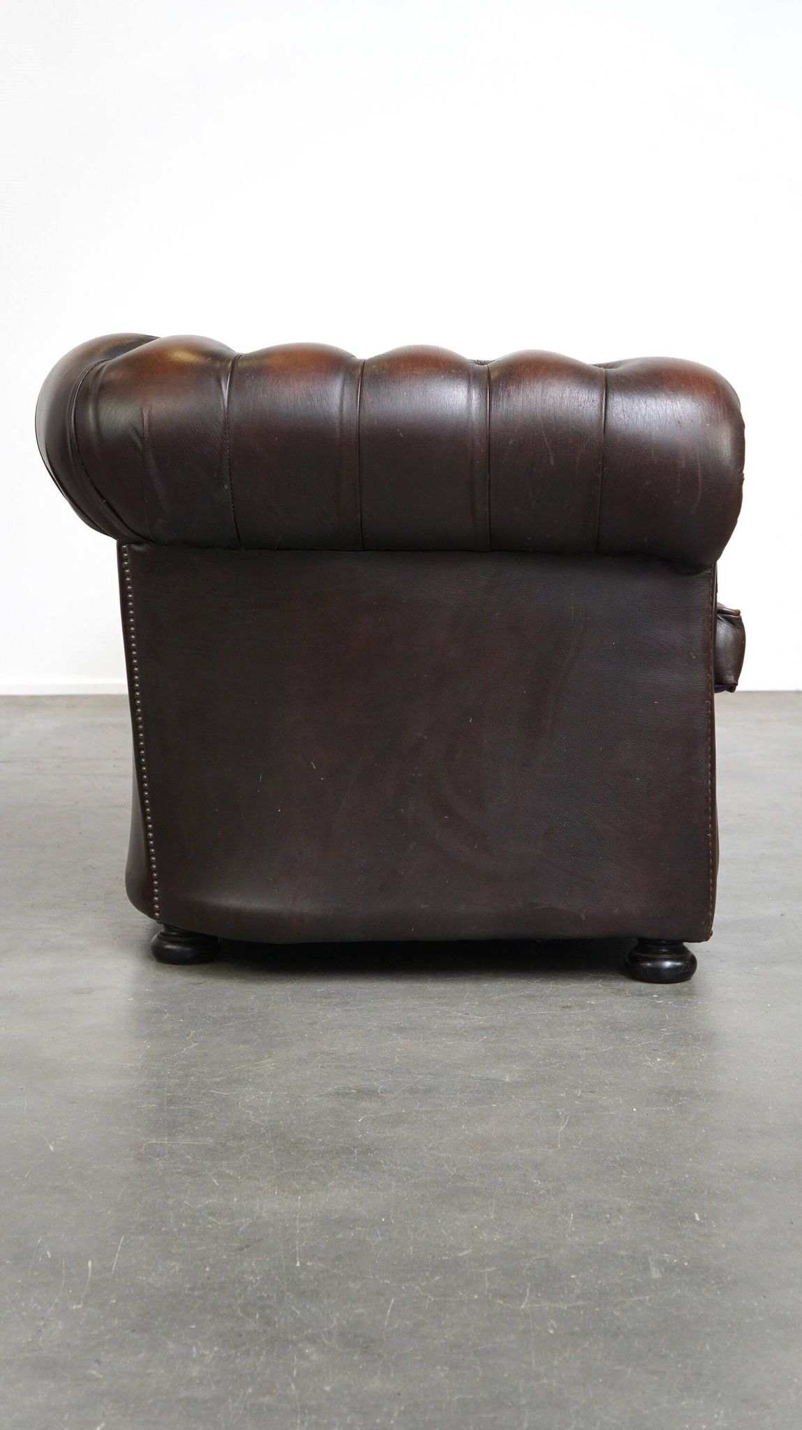 English Chesterfield 2.5 seater sofa in dark brown flamed cowhide leather