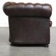Canapé Chesterfield anglais 2,5 places en cuir de vachette flammé marron foncé