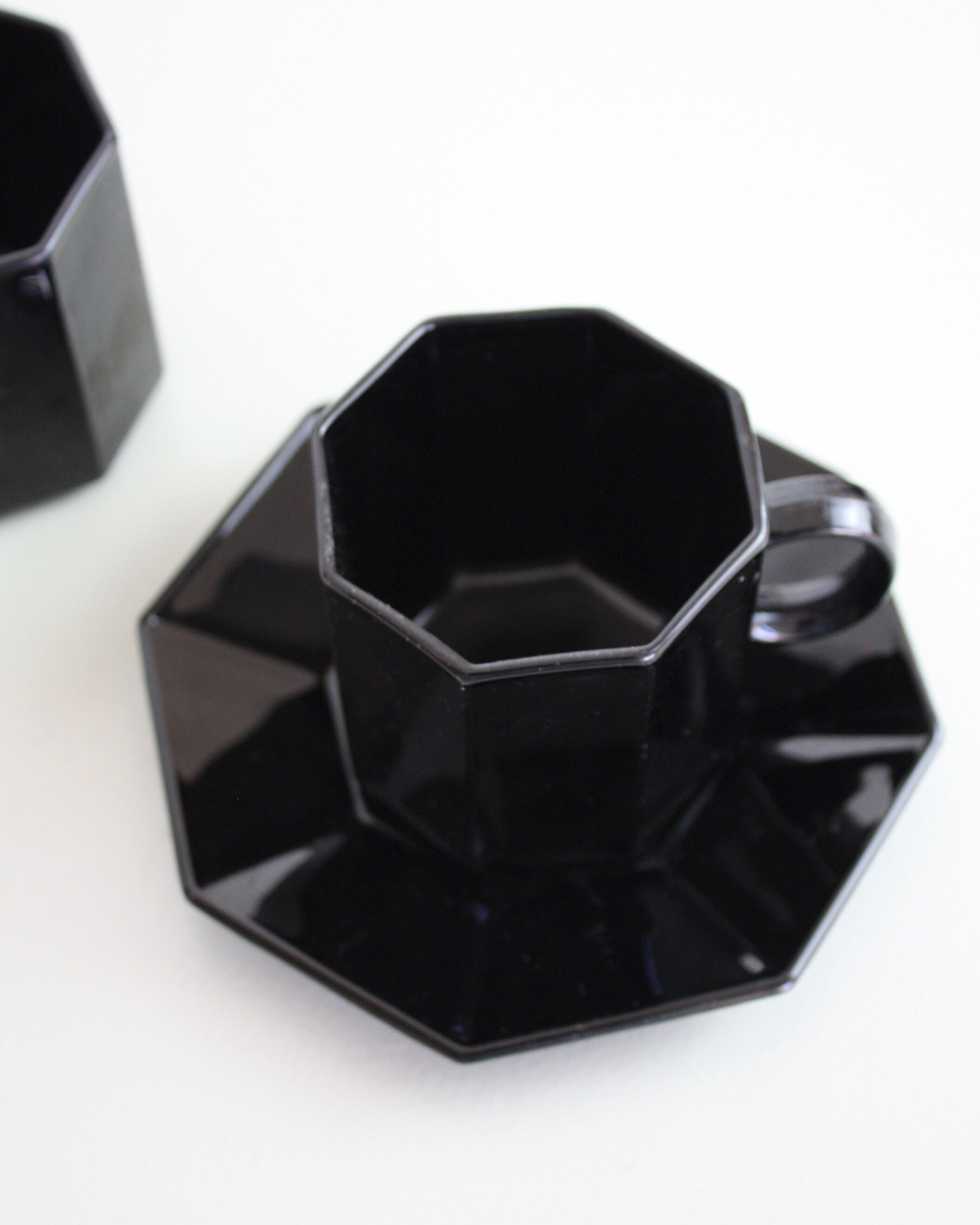 4 cups and black saucers Octime Arcoroc 80's