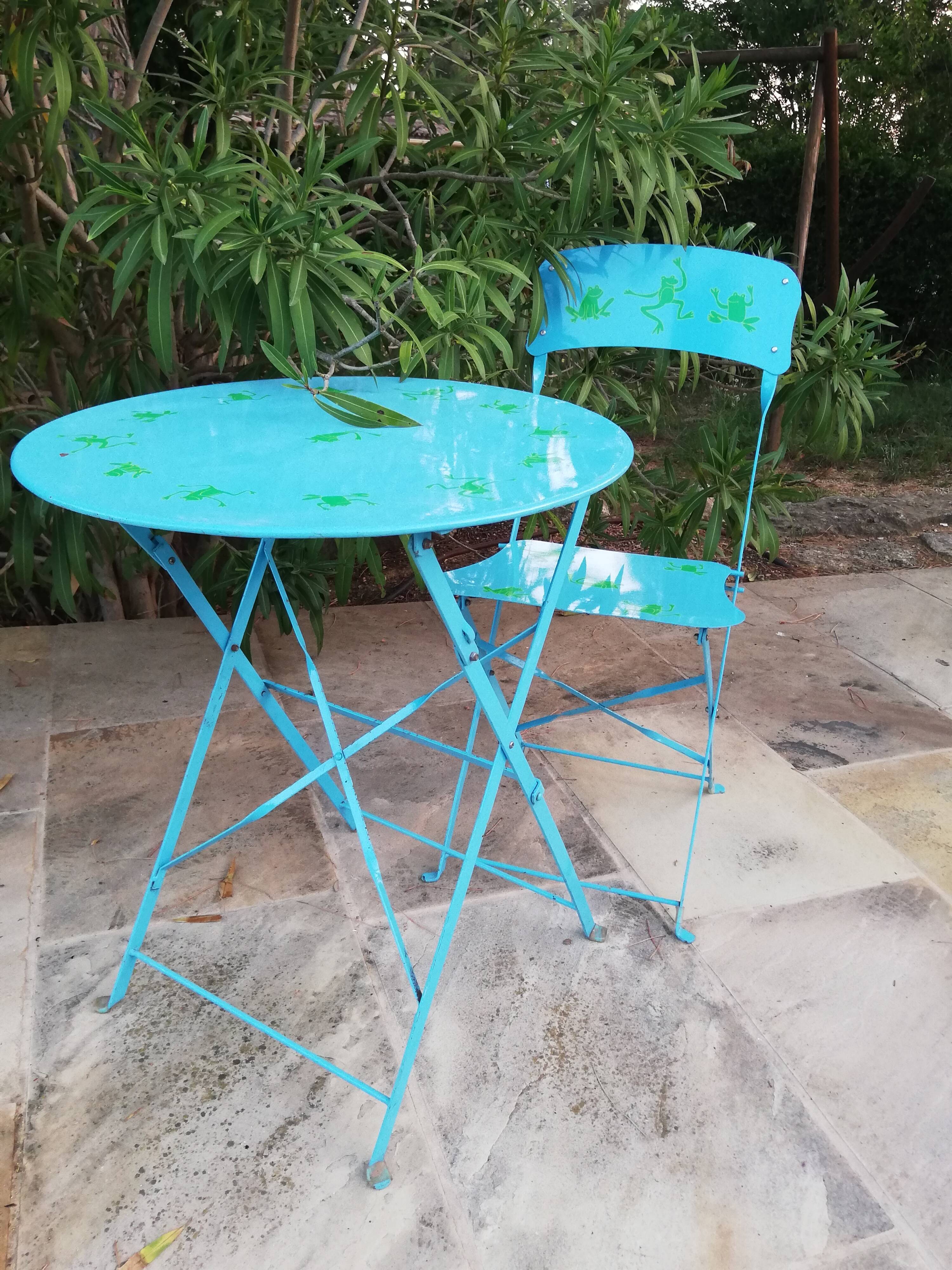 Garden pedestal with chair