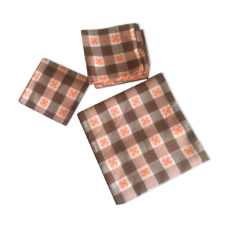 Tablecloth and 12 vintage towels
