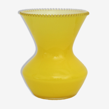 Vase en verre jaune intérieur blanc