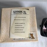 Calendrier perpétuel LYNX vintage années 70 Indication jour, mois date. Mode d'emploi Bon état.