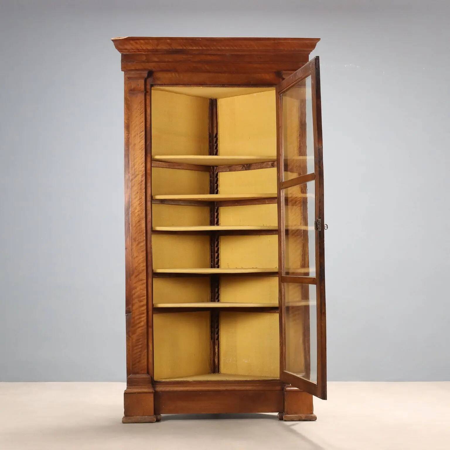 Antique baroque corner cabinet in walnut, Italy, 18th century.
