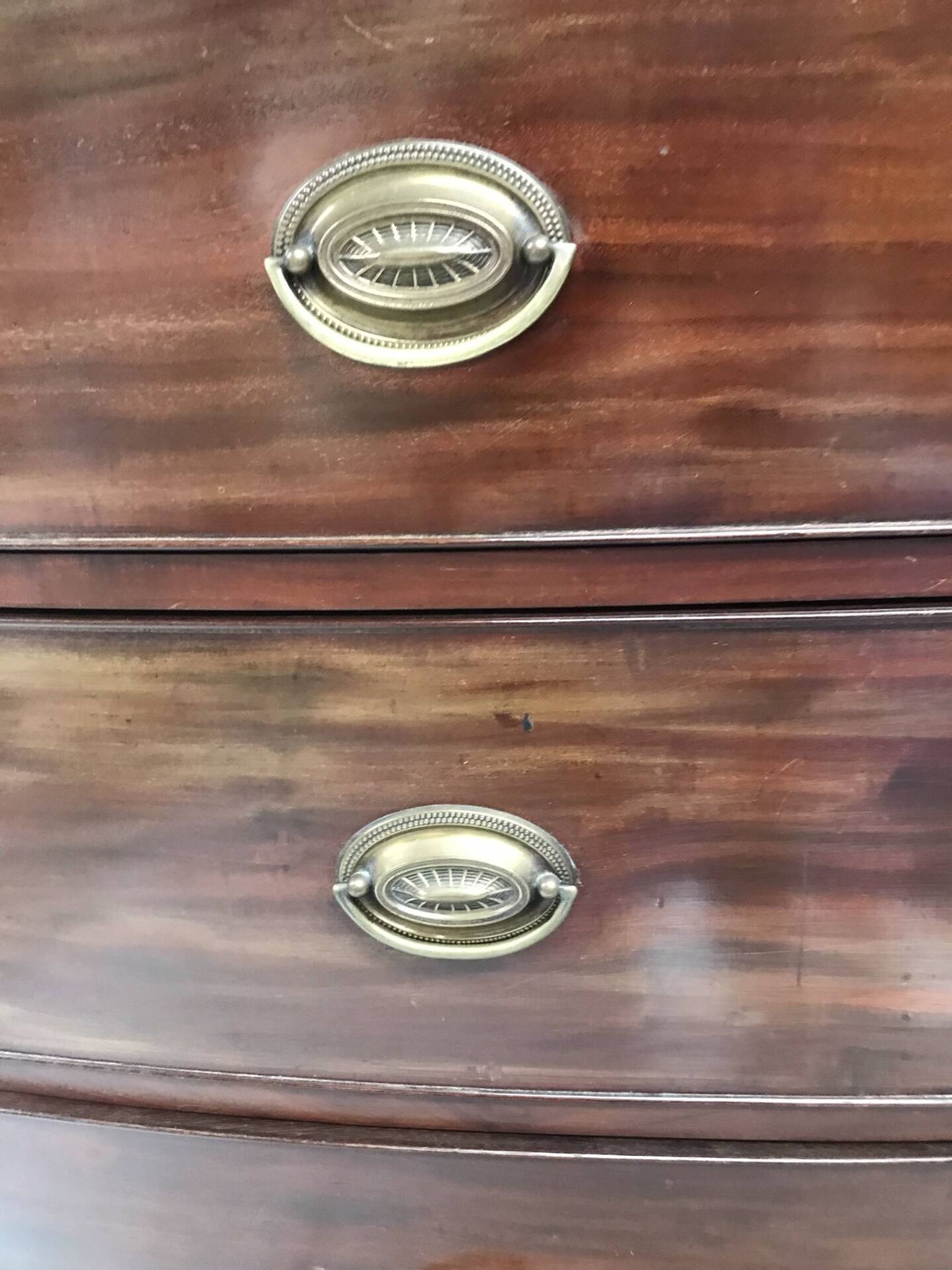 English chest from the early 18th century, mahogany veneer.