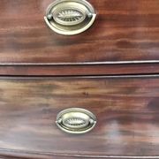 English chest from the early 18th century, mahogany veneer.