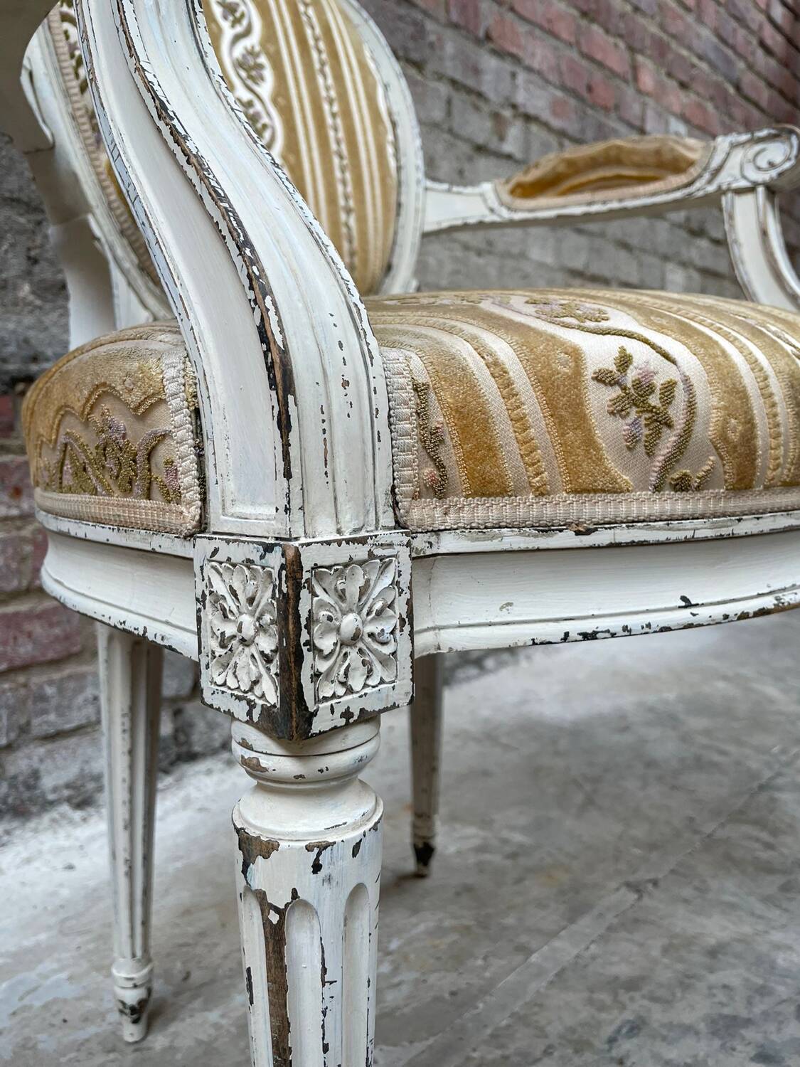 Fauteuil français de style Louis XVI avec revêtement