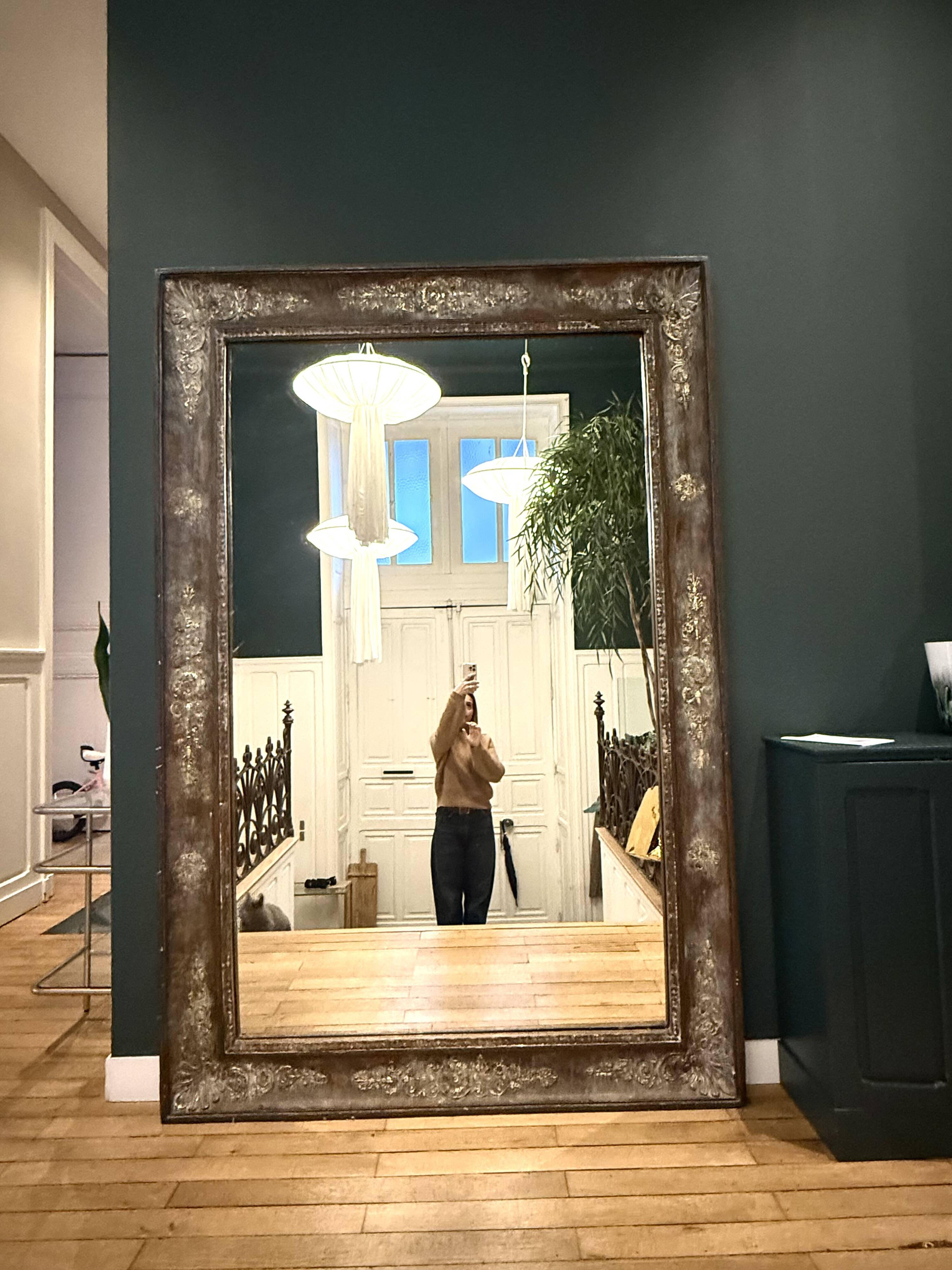 Very large mirror with a vintage effect.