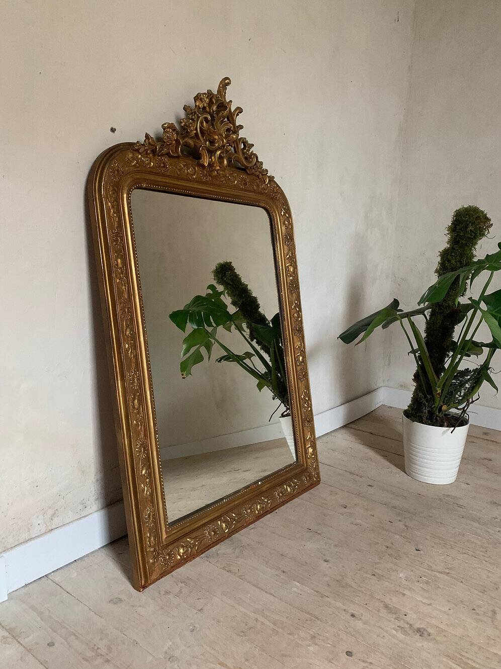Gilded fireplace mirror with pediment