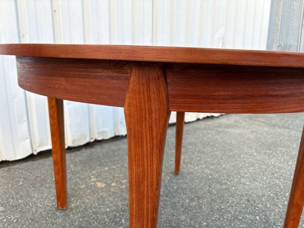 Table ronde scandinave vintage en teck – années 60