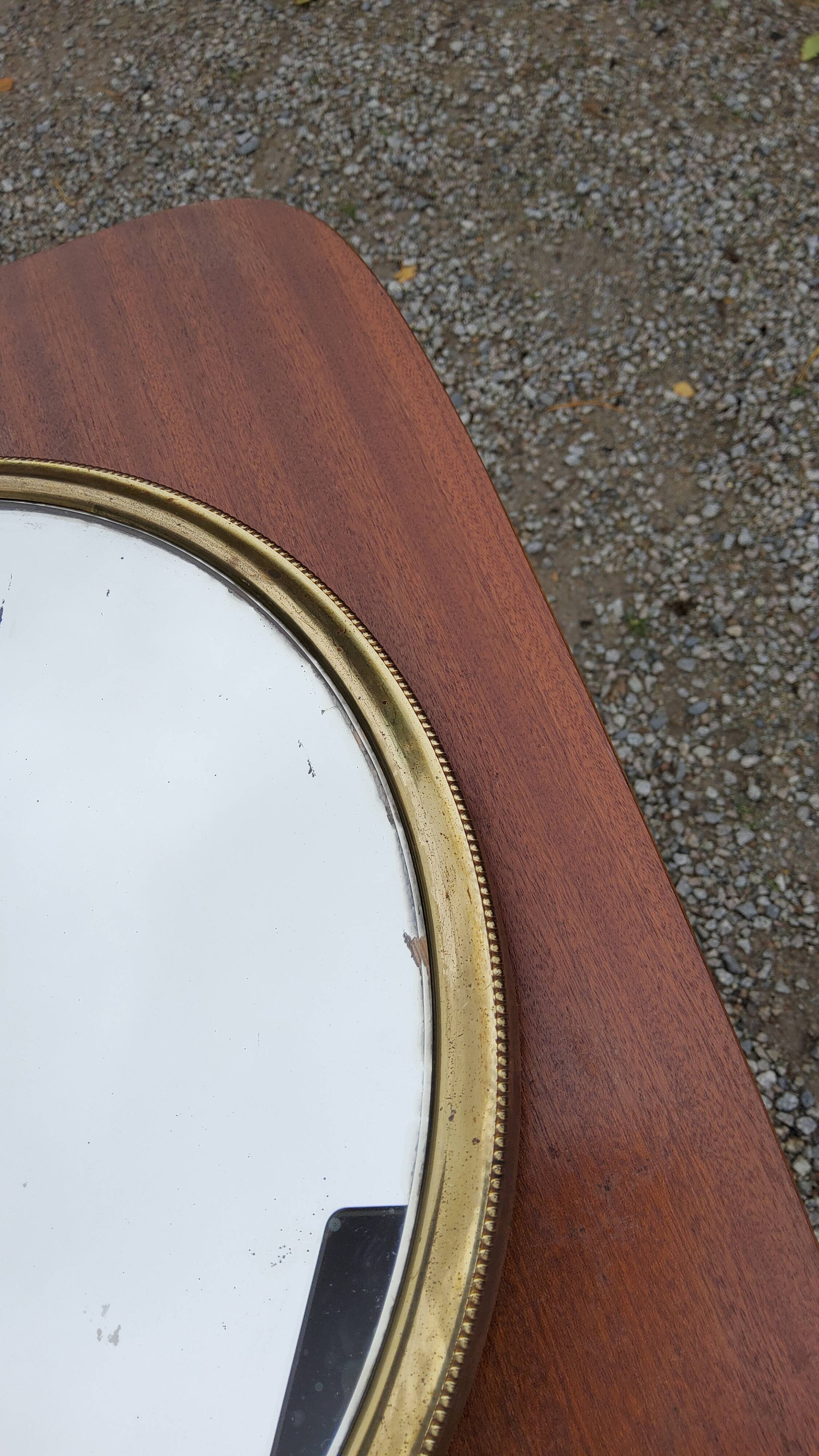 Round mirror of the 50s in gold metal 33cm in diameter