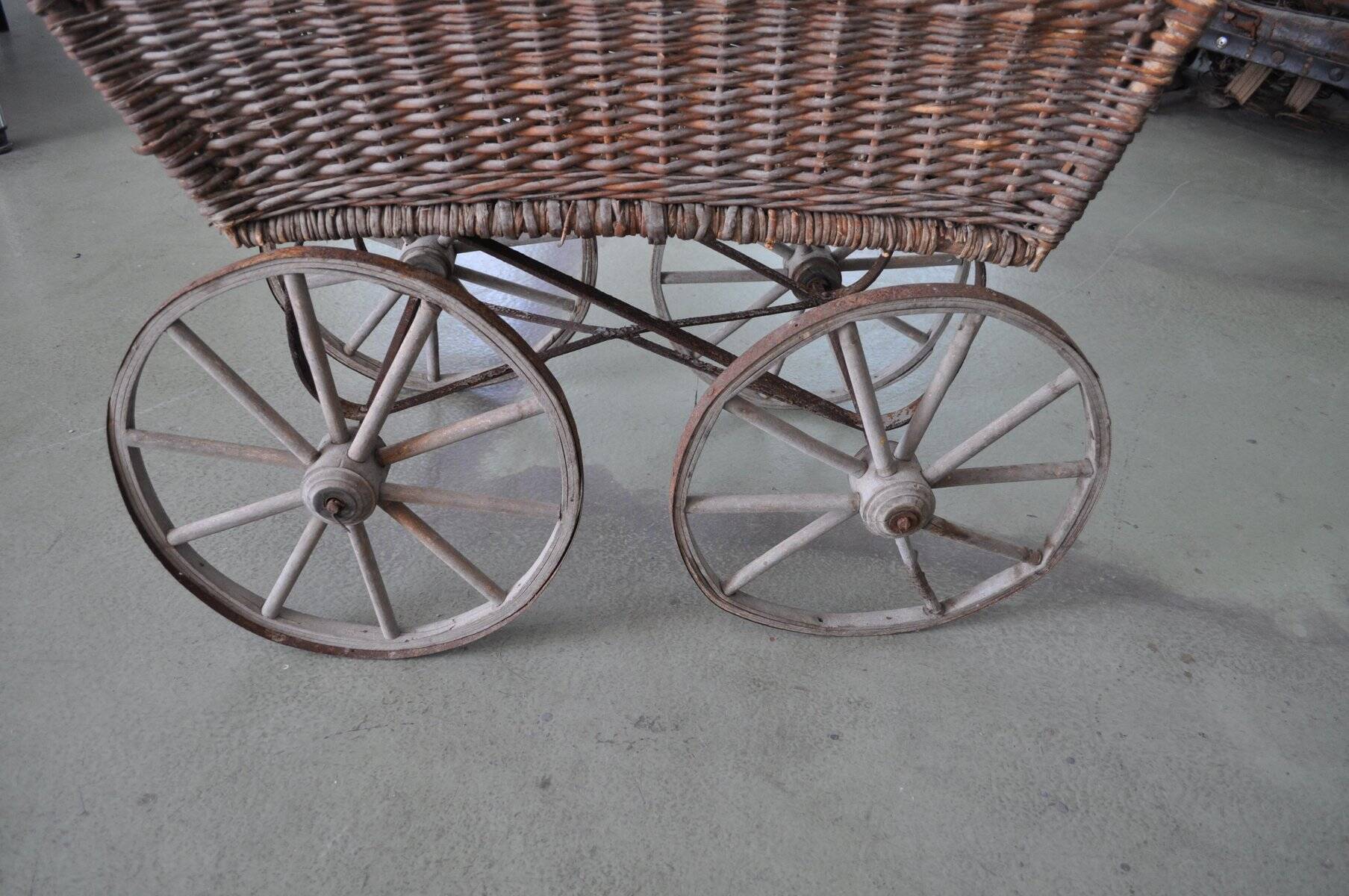 Landau vintage in wicker and brown wood, 1930s, large wheels and metal structure.