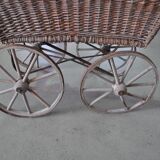 Landau vintage in wicker and brown wood, 1930s, large wheels and metal structure.