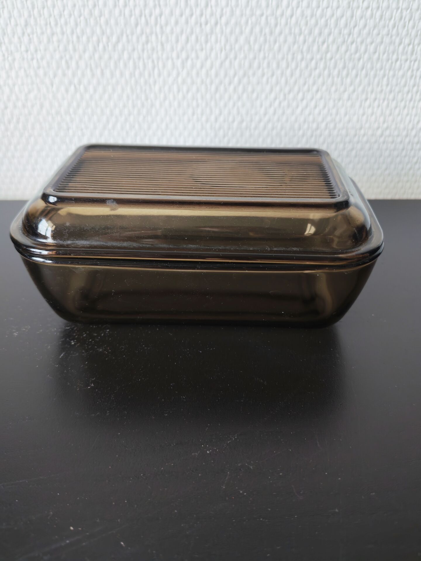 Beurrier Arcoroc en verre fumé 1960