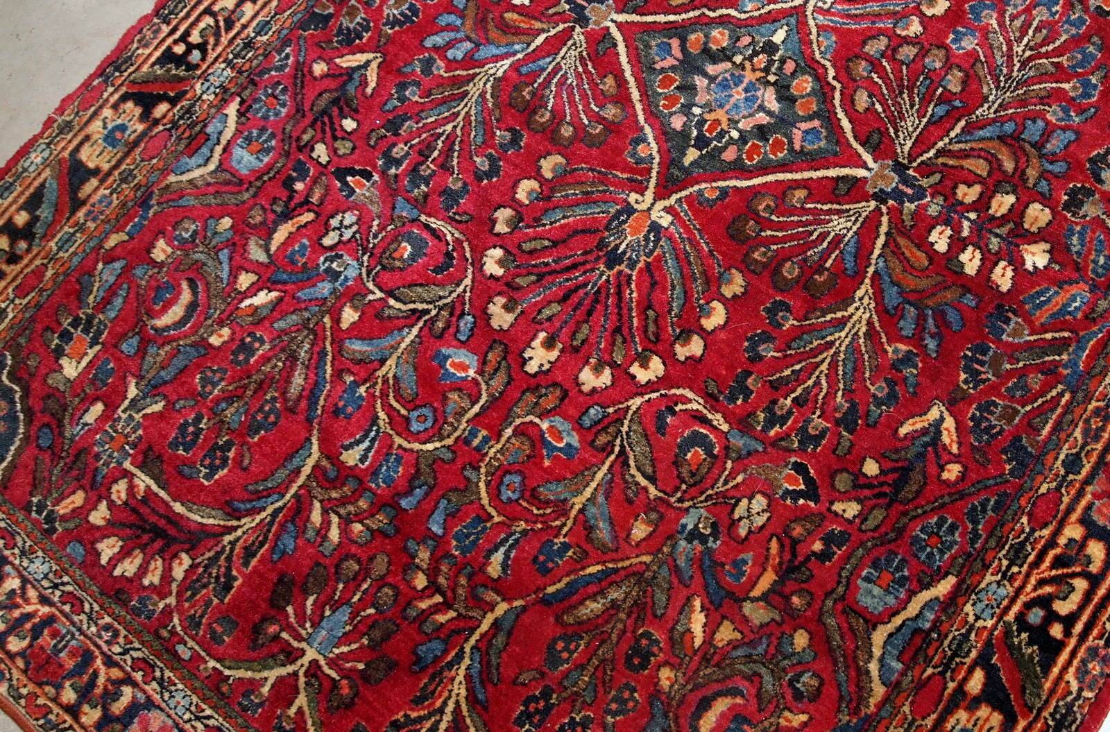 Handmade antique Persian Sarouk rug 3.6' x 5.3' (109cm x 161cm) 1920s