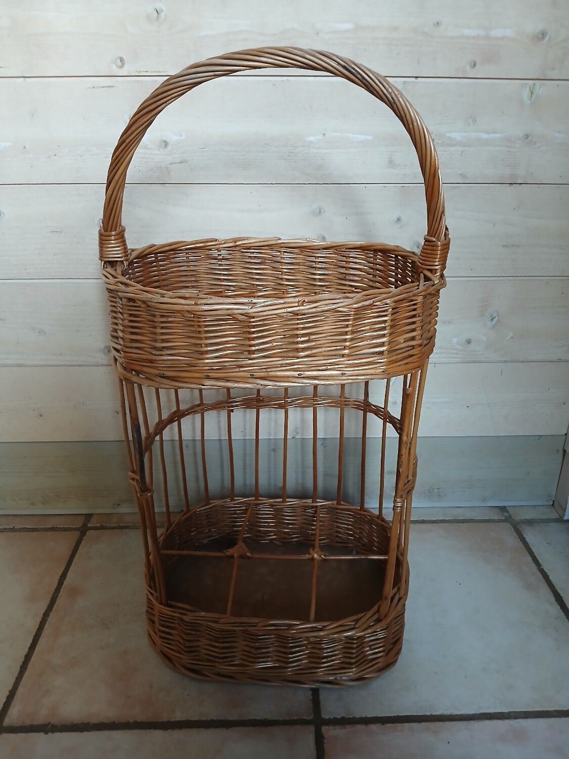 Panier porte bouteilles ancien en rotin