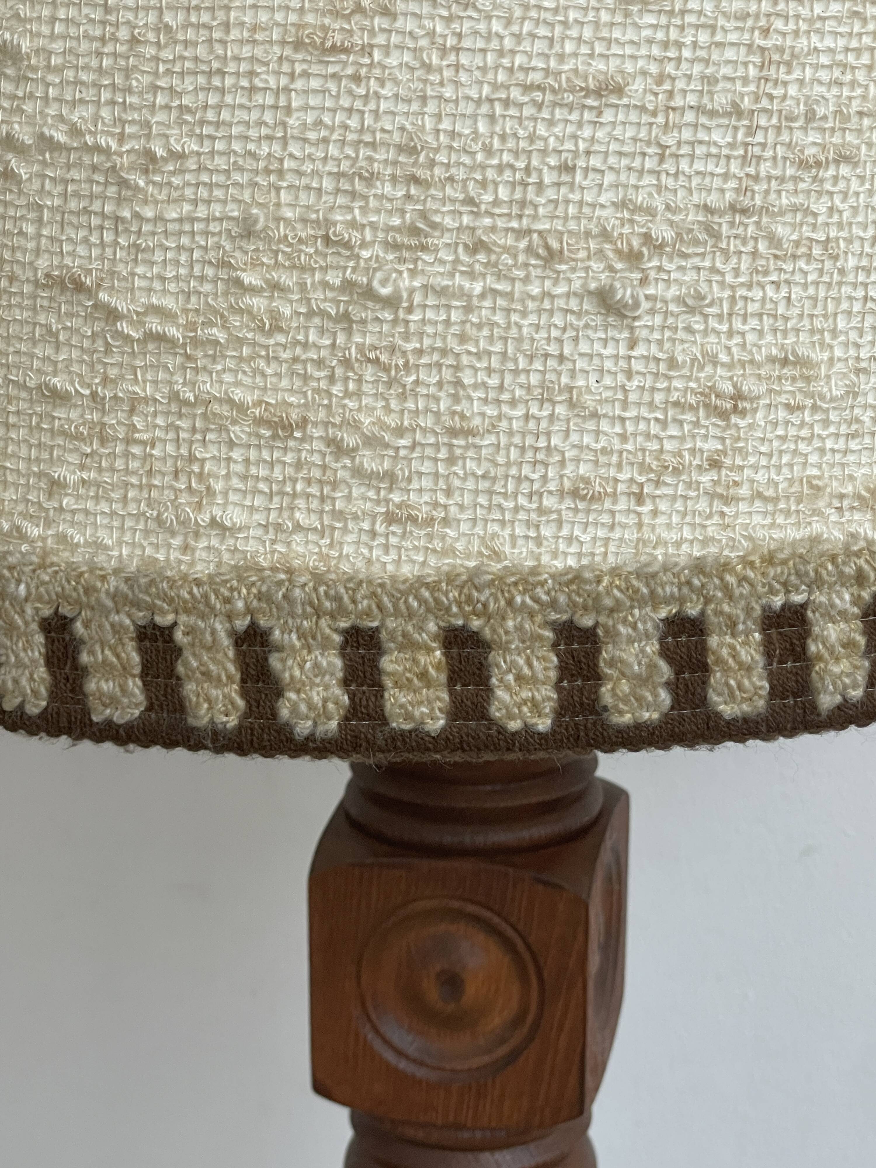 Brutalist floor lamp in turned wood, in the style of Charles Dudouyt.