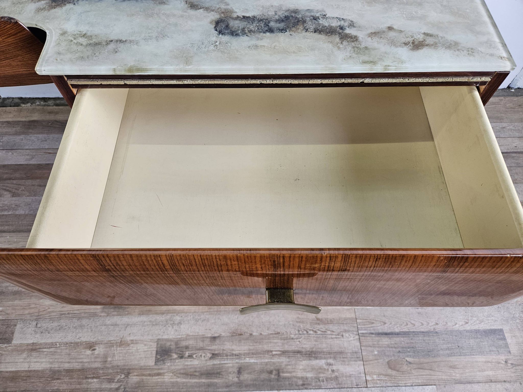Mid-century drawer chest in mahogany, brass and glass.
