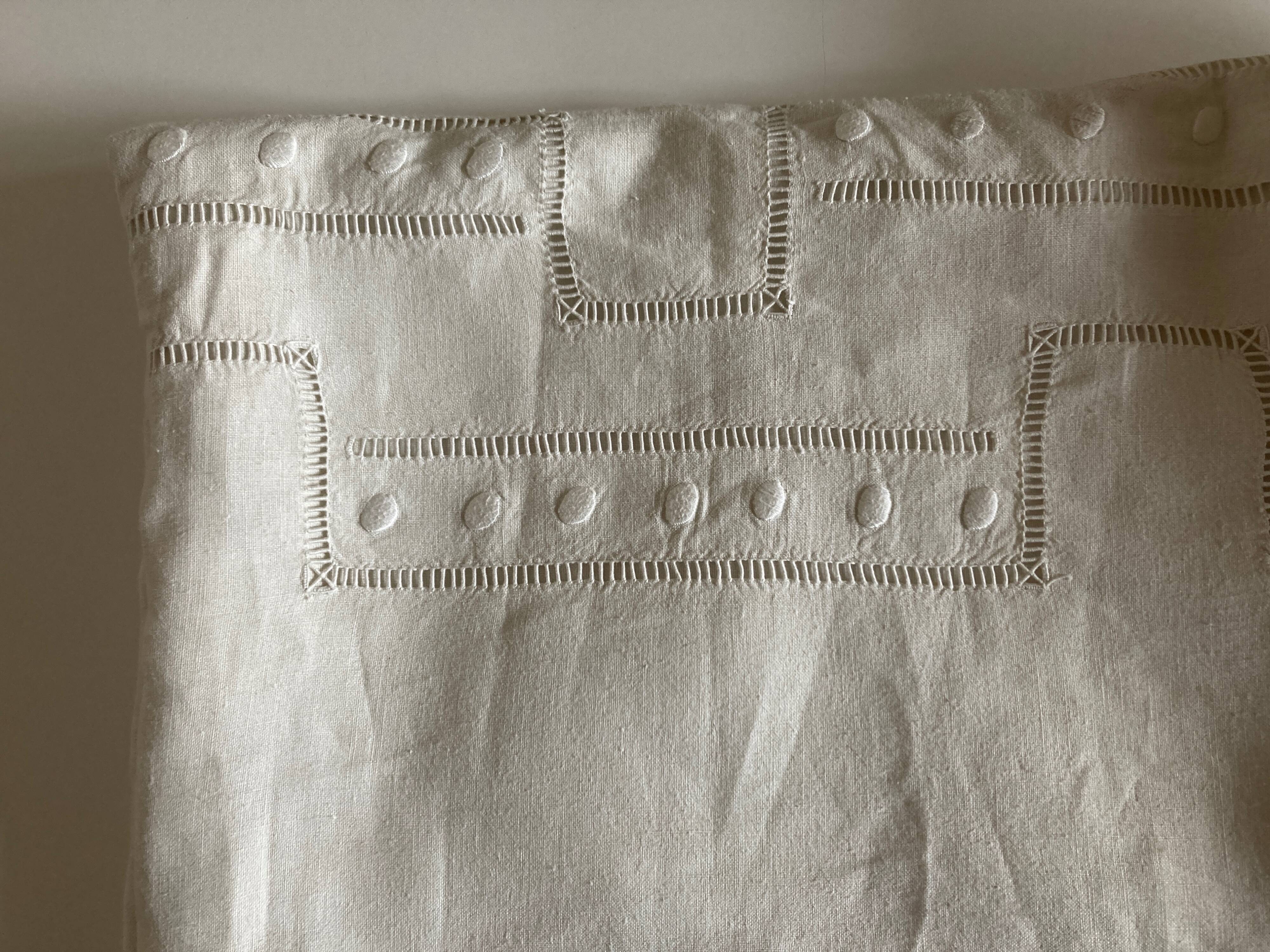 Linen cloth embroidered days and peas shuttle without monogram 1960