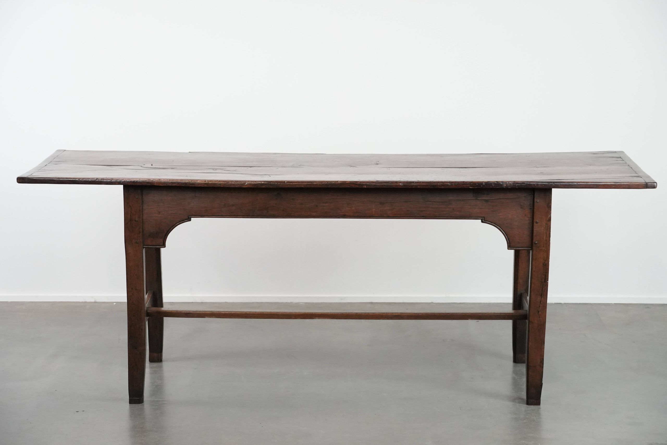 Antique English oak dining table from the 18th century for 4 to 6 people