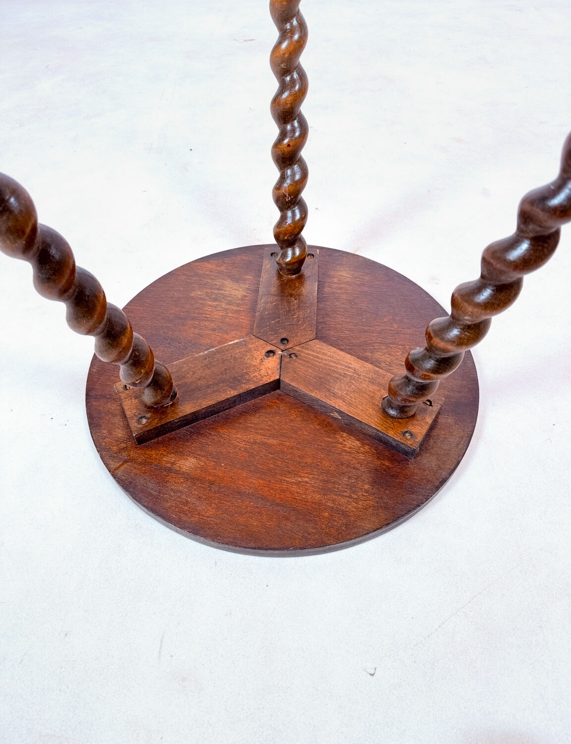 Table d’appoint ancienne auc pieds tournés