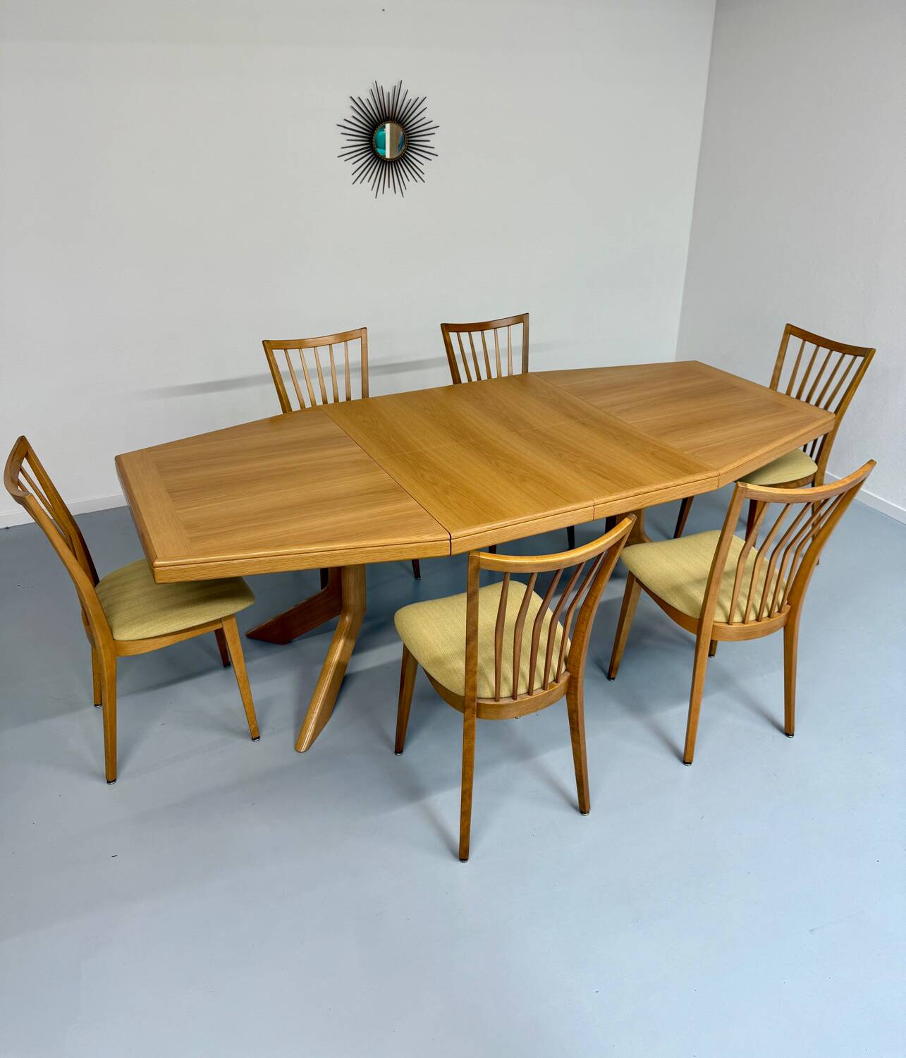 Ancienne table en bois massif octogonal a rallonge design Girsberger