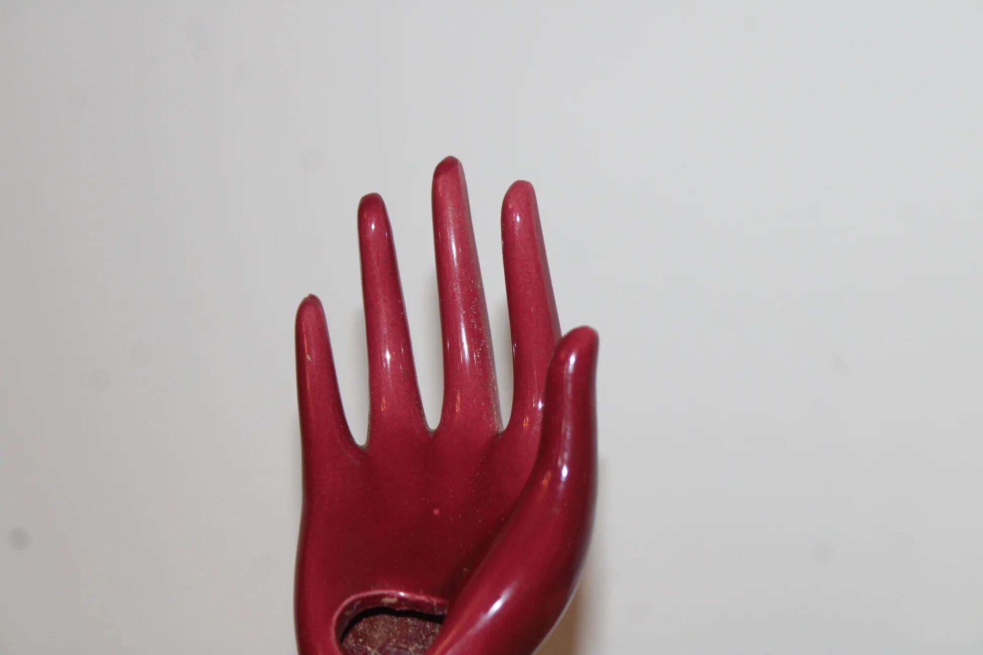 Main soliflore vintage en céramique rouge framboise