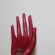 Main soliflore vintage en céramique rouge framboise