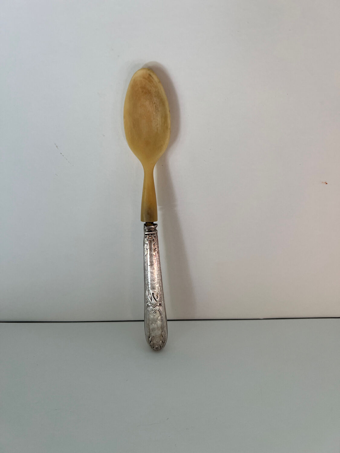 Cuillère ivoire manche argent