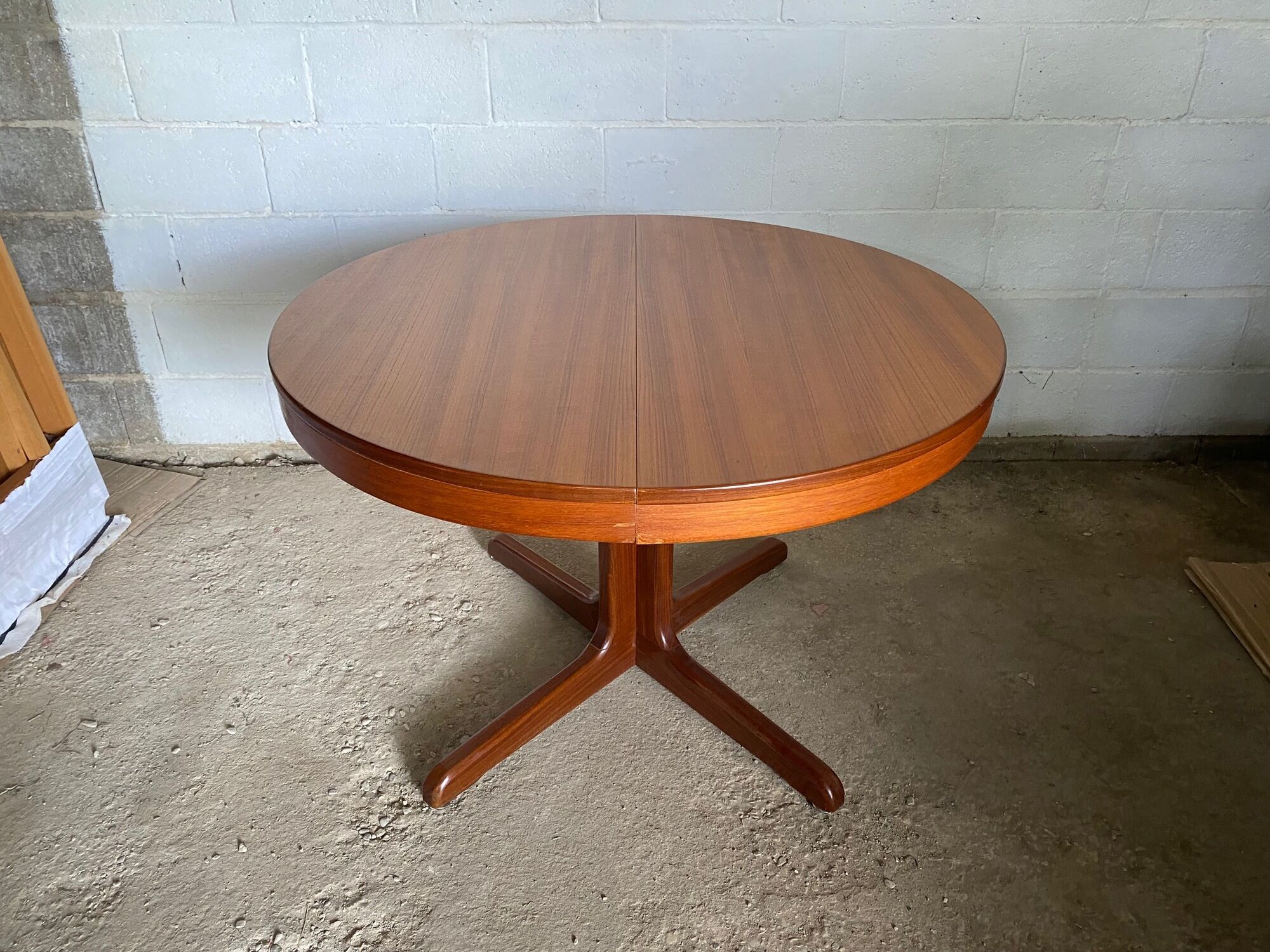 Table ronde dia 116cm extensible type Scandinave en teck et placage de teck an 1960